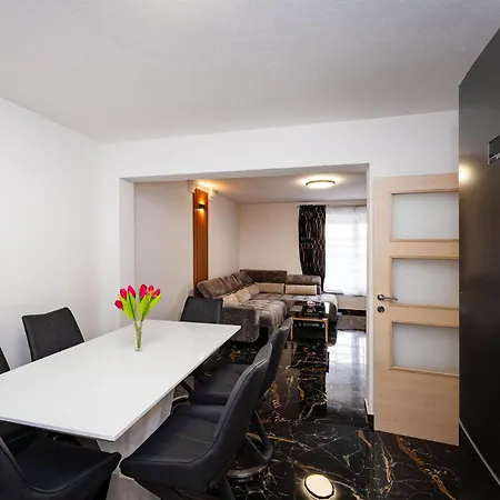 דירה Cozy In With House Sea View
