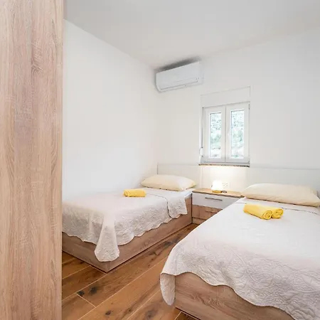 דירה Cozy In With House Sea View יסניצה